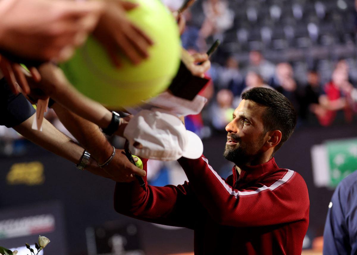 Djokovic struck on the head by water bottle while signing autographs