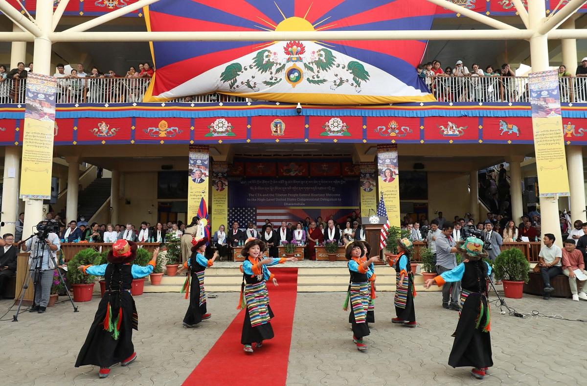 US lawmakers meet Tibet's Dalai Lama, pressure China on talks