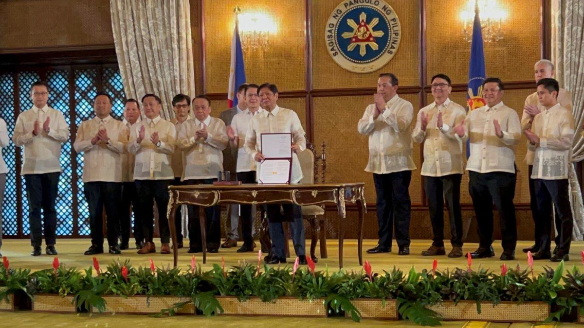 Marcos signs law creating Negros Island Region