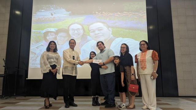 Ryan Julius Angeles Ba&Atilde;&plusmn;ez wins the top prize at the Pitik Mobile Photography Contest organized by the Philippine Embassy in the Czech Republic for his photo featuring his wife and two daughters.. Consul General Indhira C. Ba&Atilde;&plusmn;ares, Ambassador Eduardo Martin R. Me&Atilde;&plusmn;ez, and Labor Attach&Atilde;&copy; Atty. Llewelyn Perez awarded him the prize. Photo courtesy of Jay-vee Marasigan Pangan 
