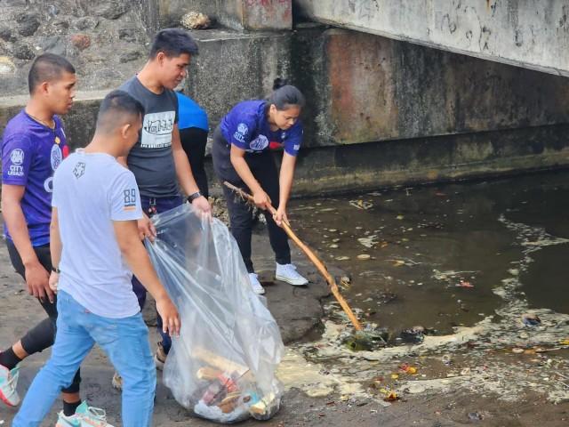 SM City Legazpi does a clean-up by the coastal shorelines of Brgy. Dapdap and Brgy. Puro