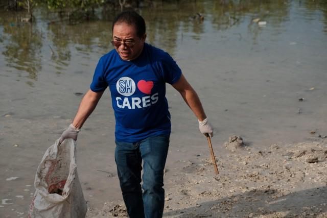 SM Mindpro volunteers cleaned-up the trash along the stretch of mangrove areas