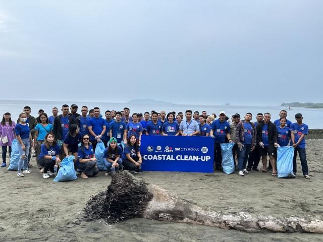 SM City Roxas volunteers are ready to clean the coast of Baybay Beach