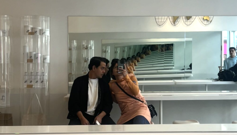 John Lloyd Cruz and Isabel Santos pose for a cute mirror selfie