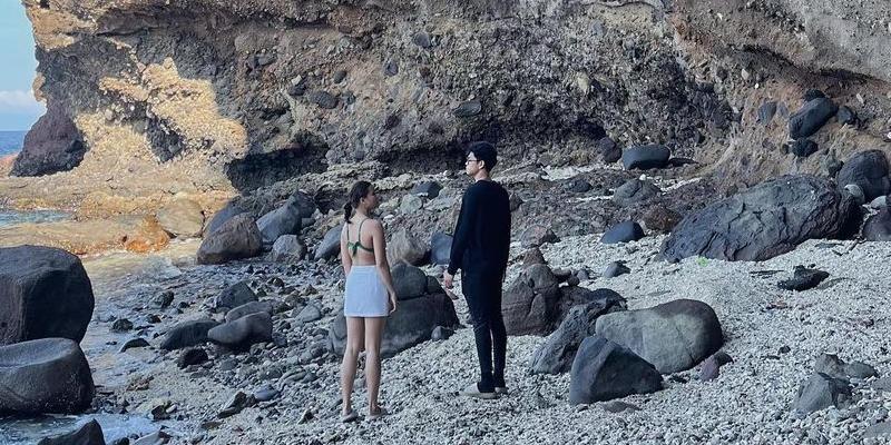 Ricci Rivero and Leren Mae Bautista unwind at Batangas beach