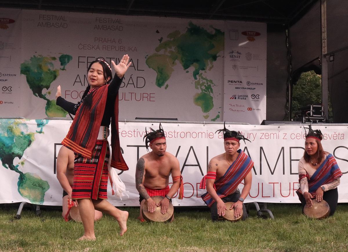 Ang tropa ng Igorot sa Czech Republic ay nagtanghal ng mga tradisyunal na sayaw mula sa Cordilleras sa iba't ibang mga Filipino event at international functions sa Prague.  Larawan ni Andy PeÃ±afuerte III