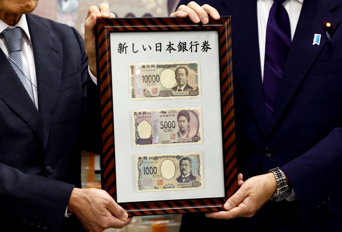Japan launches banknotes with hologram portraits