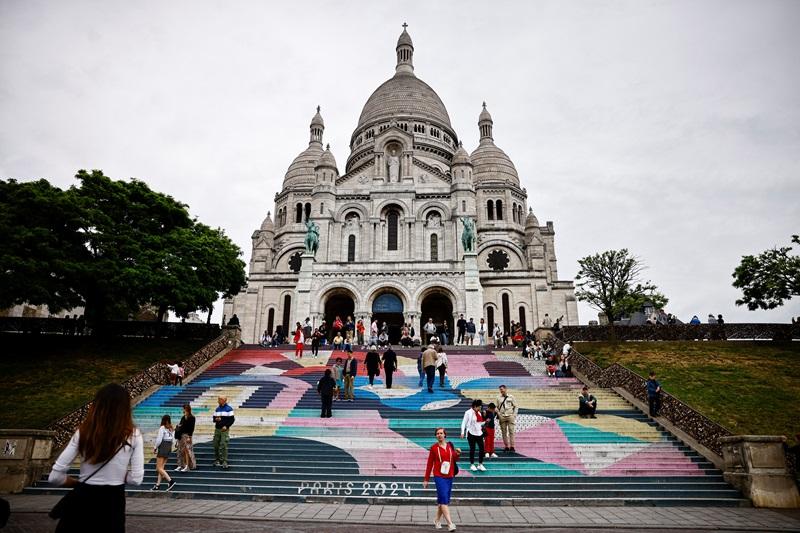 Sacre Coeur Steps Tiled Steps Butte Walk Up To Top Of Basilica Sacre