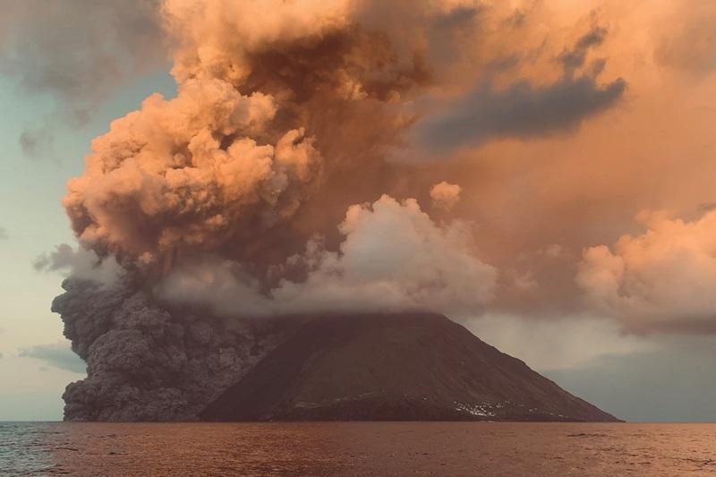 Italy's Etna and Stromboli volcanoes erupt, Catania Airport closed