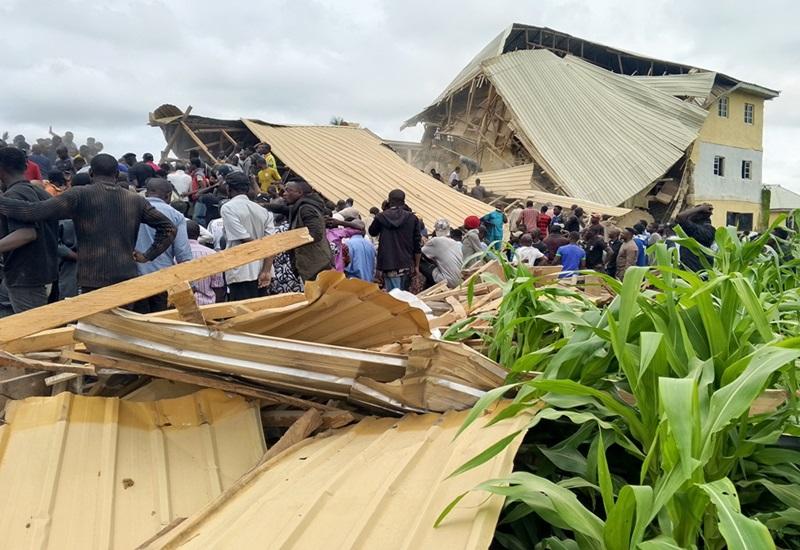 Nigeria school collapse kills 21, scores injured thumbnail