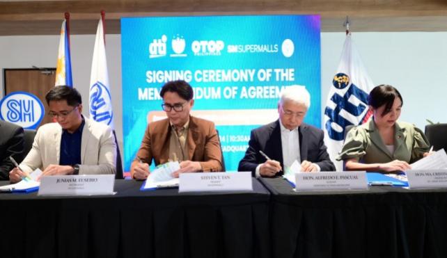Key signatories from SM and the Department of Trade and Industry (DTI) sign the Memorandum of Agreement.