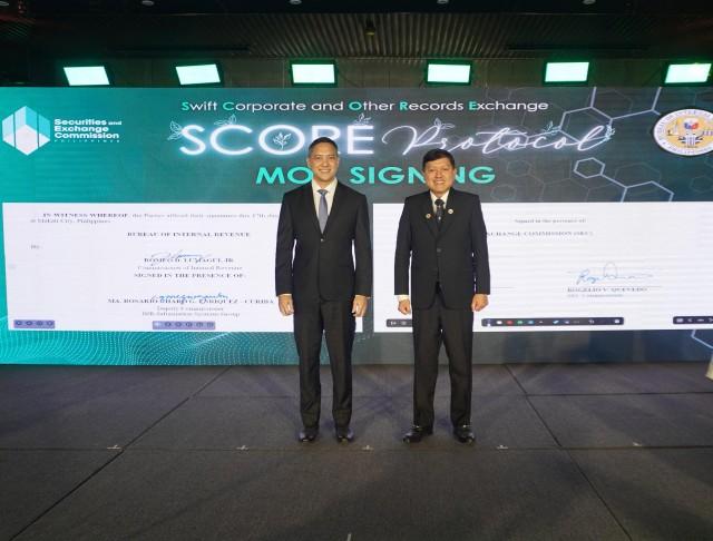 SEC Chairperson Emilio B. Aquino (right) and BIR Commissioner Romeo Lumagui Jr. (left) pose for a photo opportunity after the digital signing of the Memorandum and Data Sharing Agreements between the SEC and the BIR during the launch of the SECâ€™s Third Wave of Digital Initiatives on July 17 at the SecECenter in Makati City.