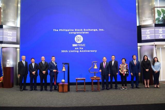 Marking 30 Years of Shared Prosperity: SM Prime Holdings' Board of Directors Mr. Hans T. Sy, Mr. Amando M. Tetangco, Jr., Mr. Jeffrey C. Lim, and Mr. Henry T. Sy, Jr. lead a momentous bell-ringing ceremony with Philippine Stock Exchange's President and CEO Mr. Ramon S. Monzon, Directors Mr. Eddie T. Gobing and Ms. Ma. Vivian Yuchengco, COO Atty. Roel A. Refran, Issuer Regulation Division Head Atty. Marigel M. Baniqued-Garcia, and General Counsel Atty. Veronica V. Del Rosario, celebrating 30 years of groundbreaking achievements and shared success.