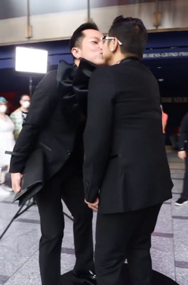 A quick kiss on the revolving photo-taking station