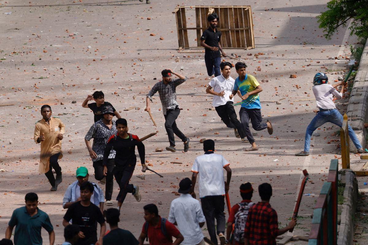 Bangladesh students and anti-quota protesters clash