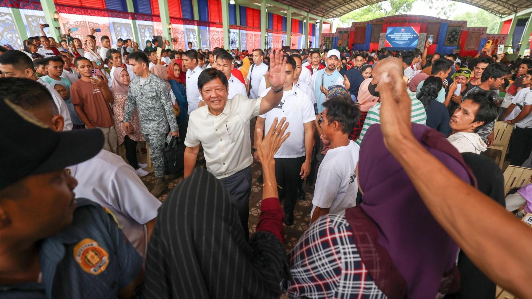 Marcos Jr. meets farmers, fisherfolk, and families in Patikul, Sulu ...