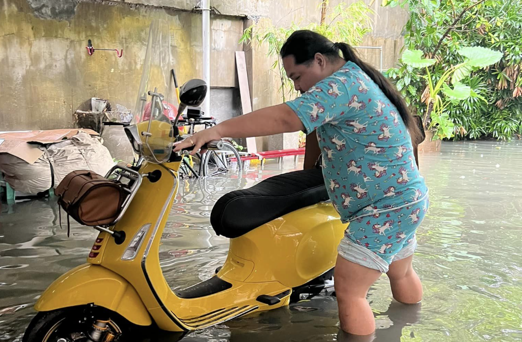 Ninong Ry’s Malabon home is flooded, manages to joke about it