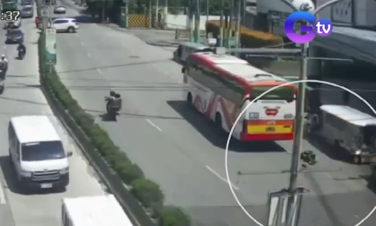 Traffic enforcer, patay matapos umanong sagasaan ng driver ng bus na kaniyang sinita thumbnail