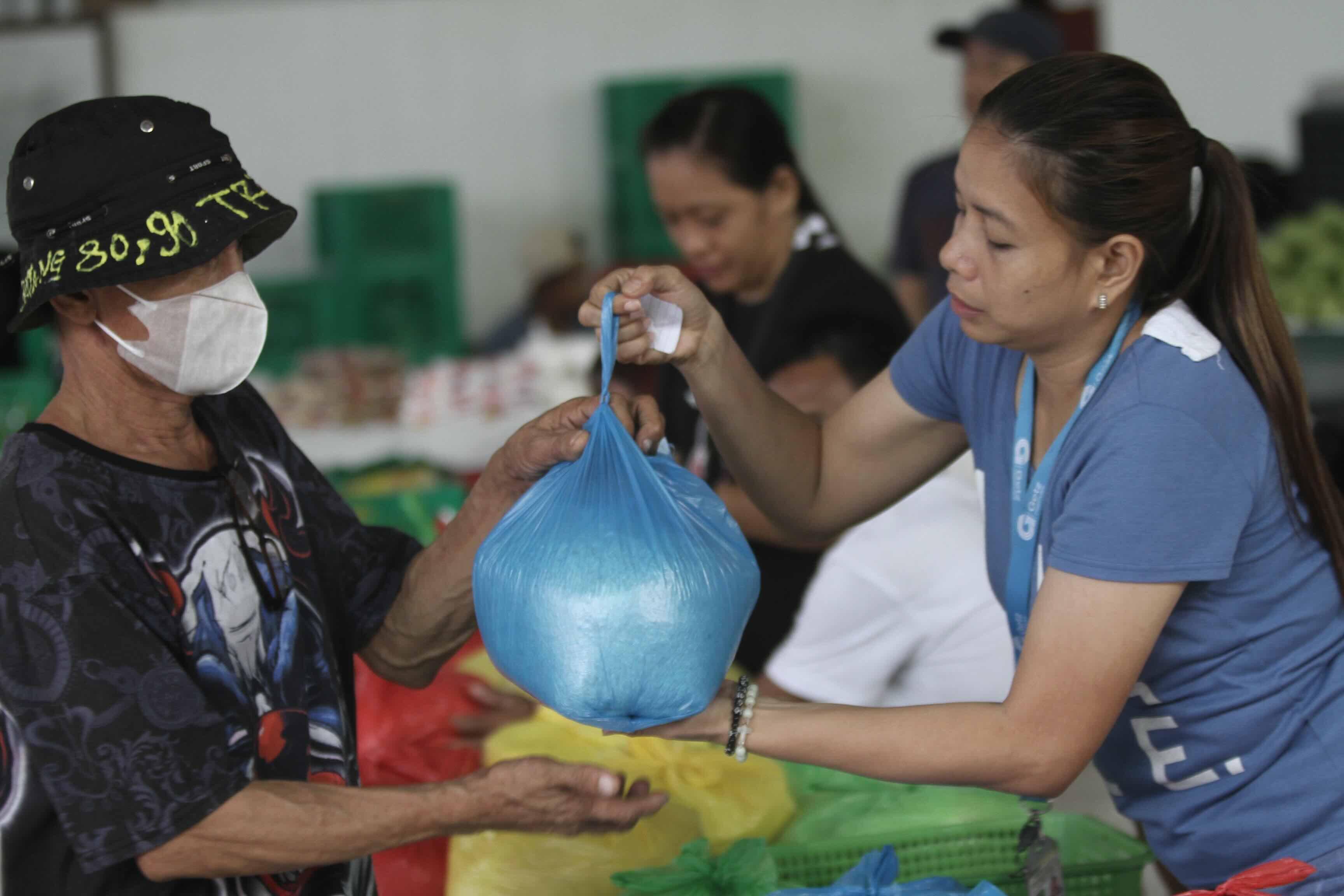 A group said that the government’s initiative of selling aging rice stocks at P29 per kilo to vulnerable sectors is not sustainable.