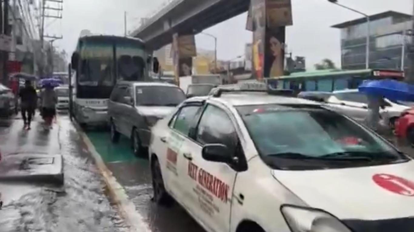 EDSA-Muñoz northbound, southbound at a standstill due to flooding | GMA ...