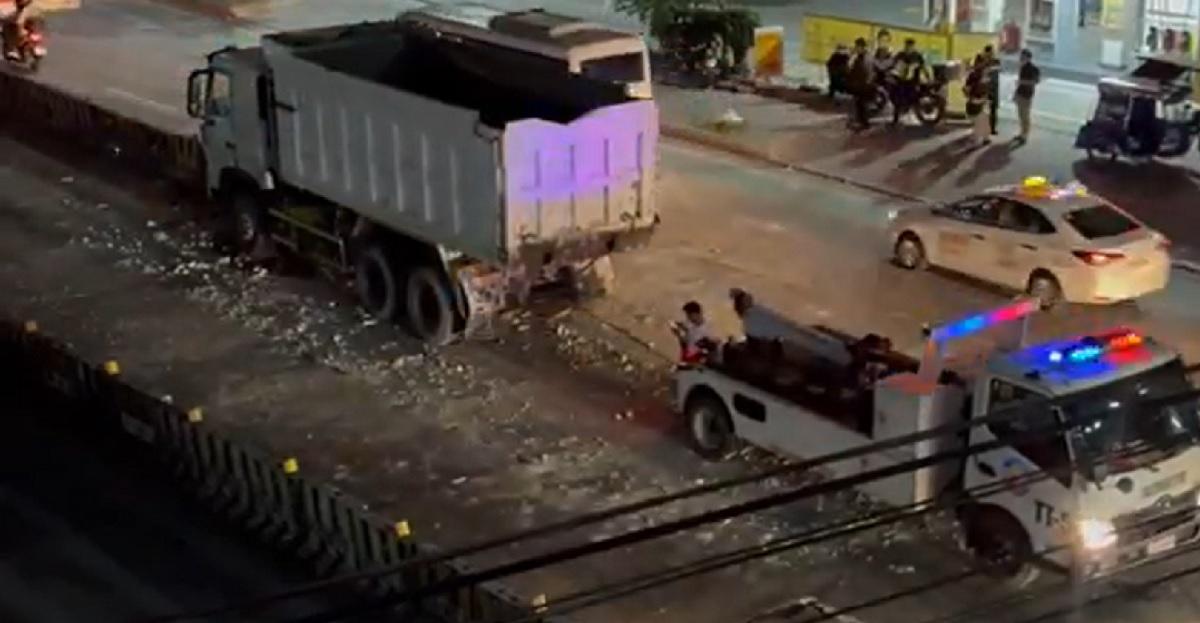 15 EDSA barriers inararo ng dump truck
