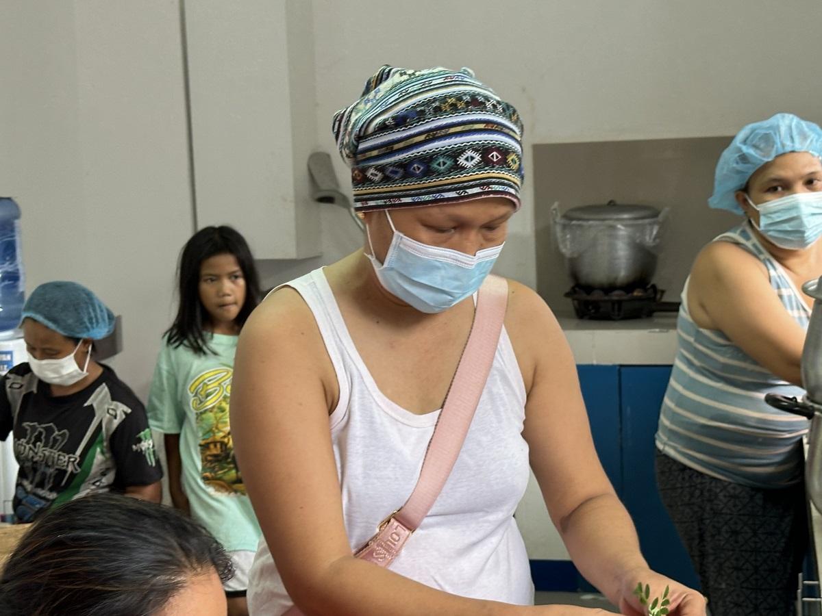 ‘Kahit hirap po, masaya’: Cancer patient volunteers at evacuation center