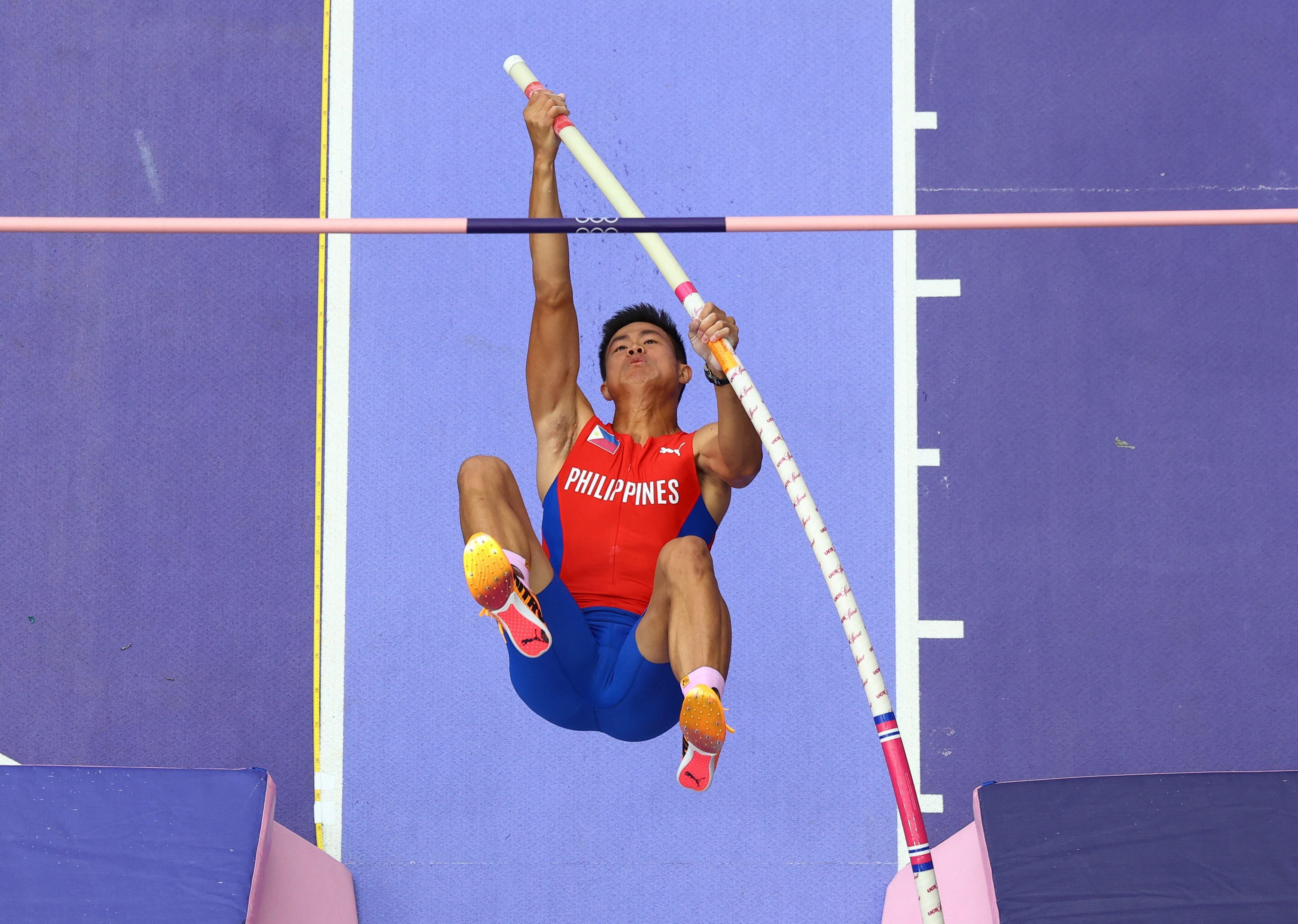 EJ Obiena bucks rocky start, soars to pole vault finals of Paris