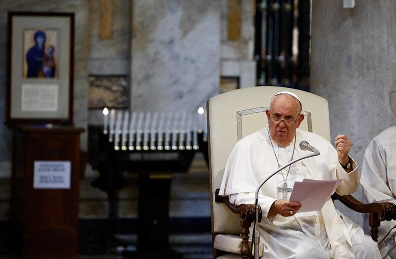 Pope, plugging for books, reveals his love for tragedies