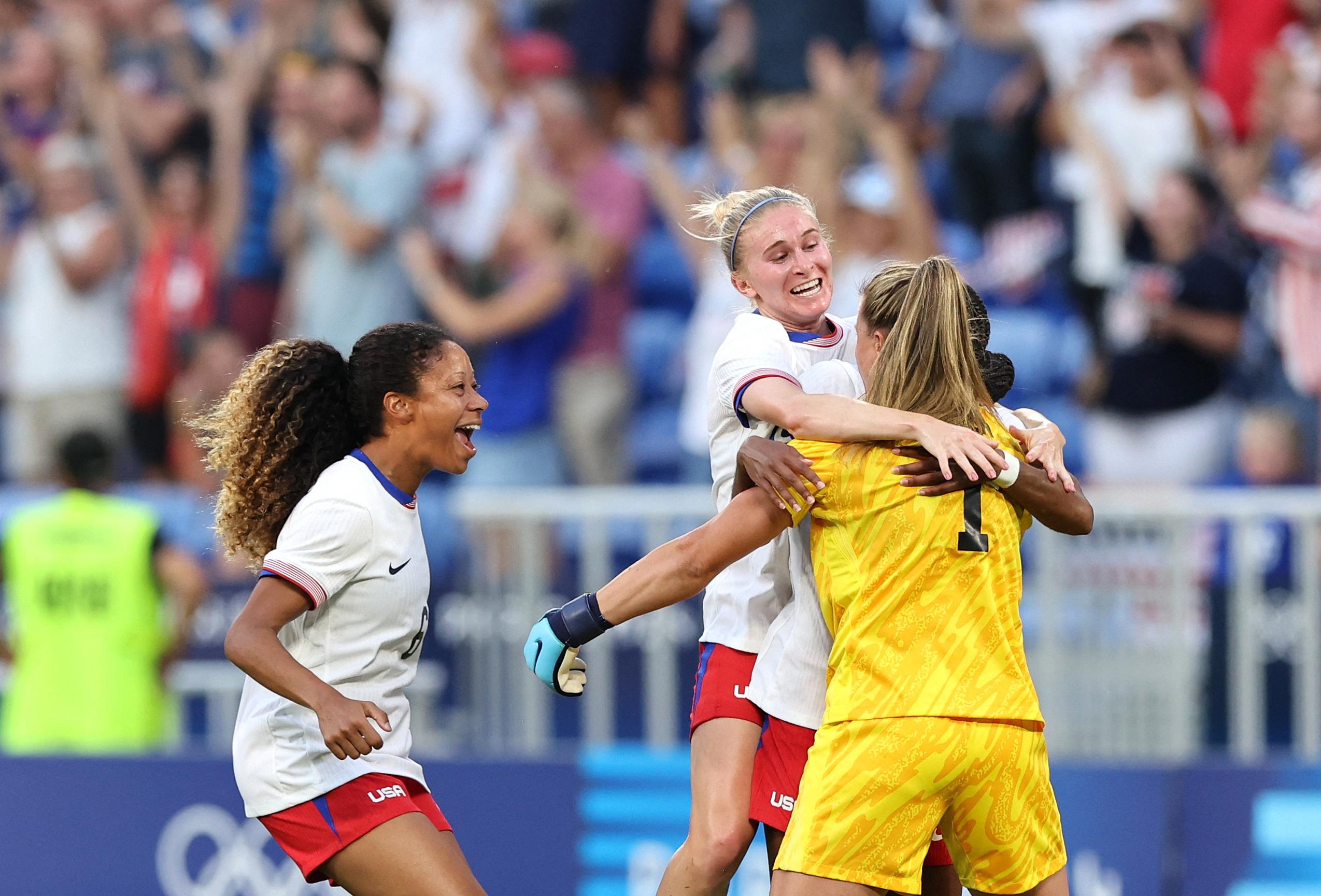 USA women’s team gets kicks from karaoke and Taylor Swift moves