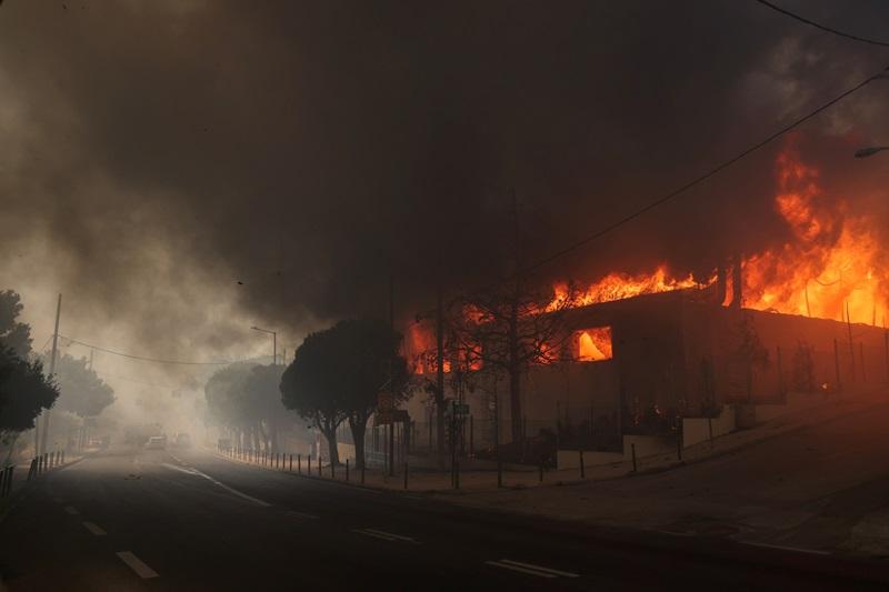 Wildfire fanned by gales menaces Athens suburbs as residents flee | GMA ...