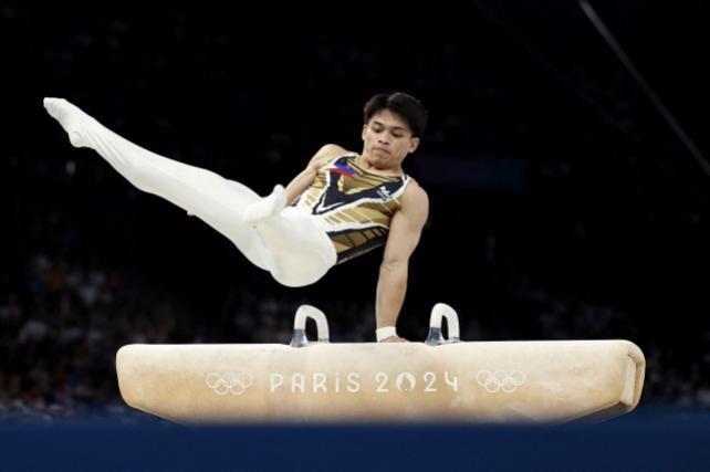 Paris 2024 Olympics - Artistic Gymnastics - Men's All-Around Final - Bercy Arena, Paris, France - July 31, 2024. Carlos Yulo of the Philippines in action on the Pommel Horse. REUTERS/Peter Cziborra