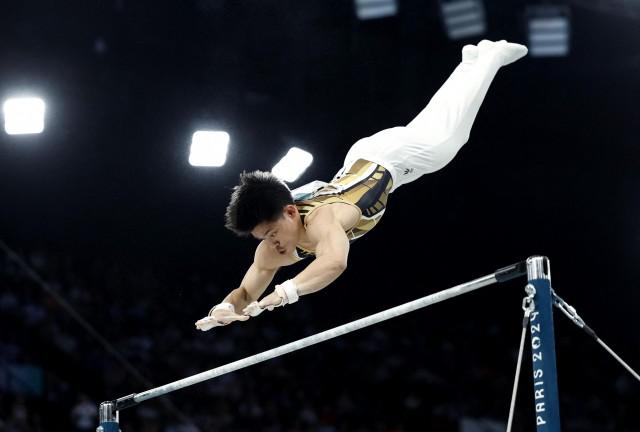 Paris 2024 Olympics - Artistic Gymnastics - Men's All-Around Final - July 31, 2024. Carlos Edriel Yulo of Philippines in action on the Horizontal Bar. REUTERS/Peter Cziborra