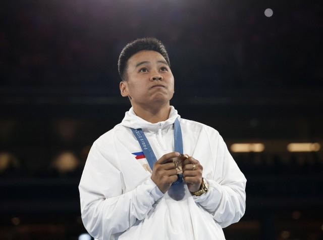 Paris 2024 Olympics - Boxing - Women's 57kg - Victory Ceremony - Roland-Garros Stadium, Paris, France - August 10, 2024. Bronze medalist Nesthy Petecio poses with her medal. REUTERS/Peter Cziborra