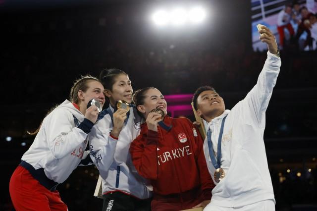 Gold medalist Yu Ting Lin of Taiwan, silver medalist Julia Szeremeta of Poland, bronze medalist Esra Yildiz Kahraman of Turkey and bronze medalist Nesthy Petecio of Philippines. REUTERS/Pilar Olivares