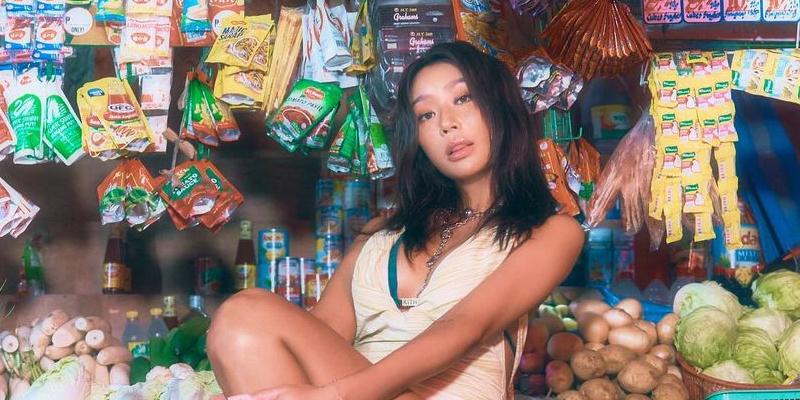 K-pop star Hyolyn holds sexy photoshoot at a sari-sari store