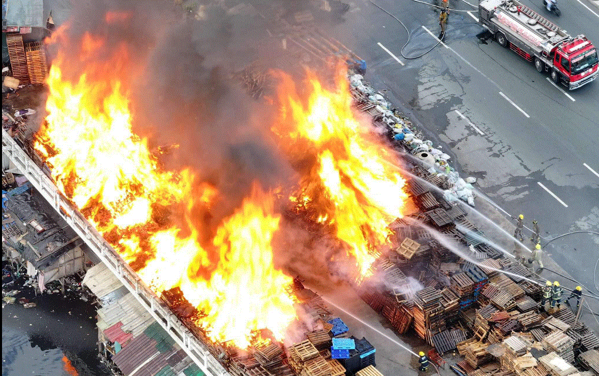 Fire hits residential area in Tondo, Manila