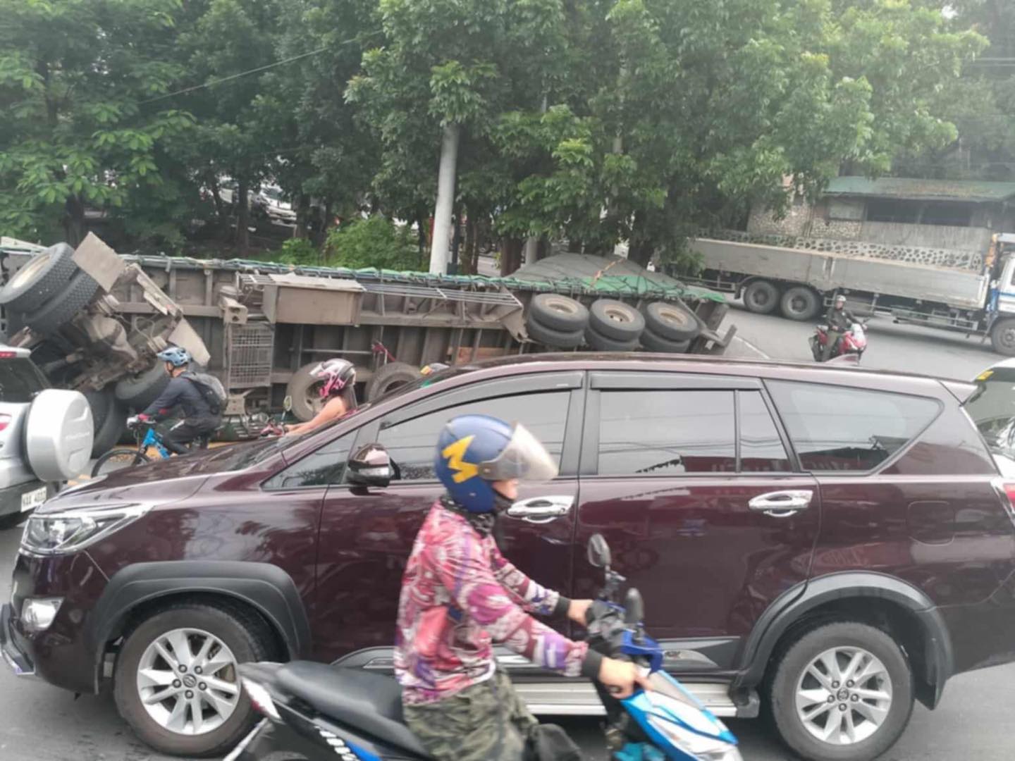 Overturned truck slows traffic in Antipolo