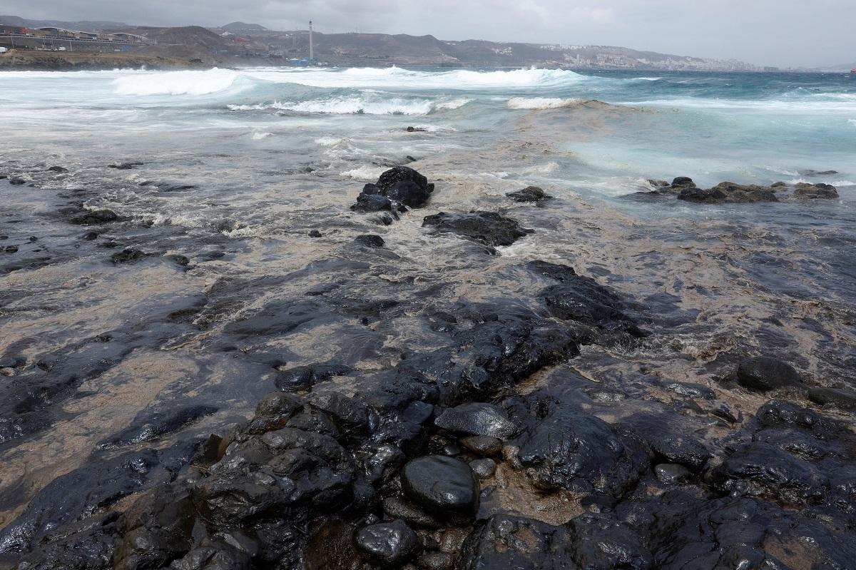 Oil spill shuts several beaches in Spain’s Gran Canaria