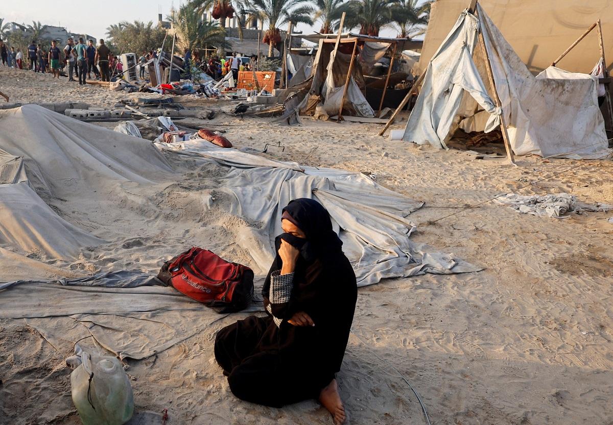 Israel strikes safe zone for displaced people in Gaza | Photos | GMA ...