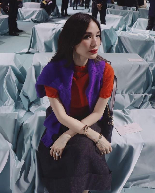 Heart isn't afraid to wear colors, just like her outfit for the Prada show: a simple red blouse, a purple knitted sweater by her shoulders, and a black A-line skirt. Photo: Heart Evangelista/IG