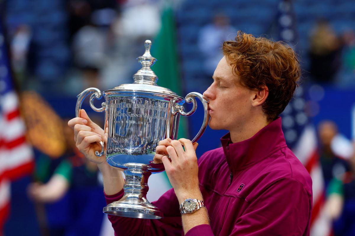 Jannik Sinner of Italy with the trophy after winningg the 2024 US Open