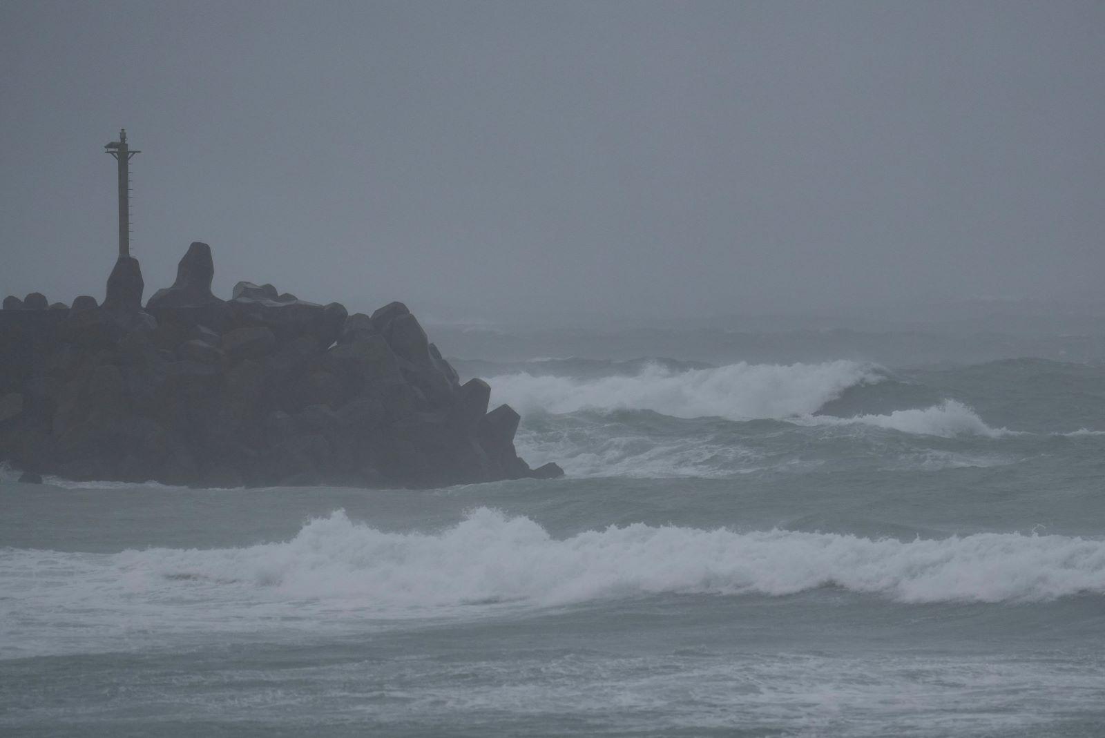 Taiwan shuts down as strong Typhoon Leon hits, one dead