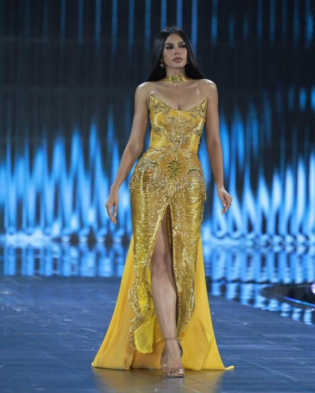 CJ turned heads during the preliminaries of the evening gown competition in a golden bedazzling ensemble by Ryan Ablaza Uson. Photo: Pongkit PuiKung Siriruamsap