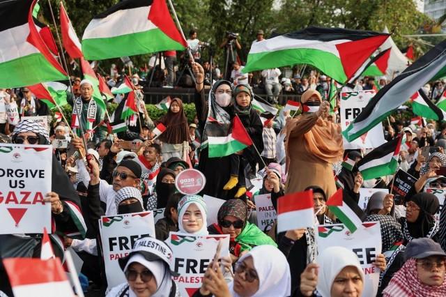 People raise Palestinian flags during a protest against Israel and in support of Palestinians outside the US embassy in Jakarta, Indonesia, October 6, 2024. REUTERS/ Ajeng Dinar Ulfiana