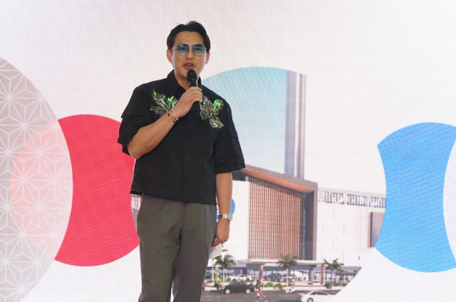 SM Supermalls President Steven Tan welcomes guests to the exclusive affair of SM J Mall on October 24, 2024.