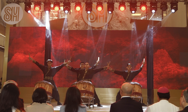 A captivating Japanese Taiko drum performance electrifies the air as the mall is blessed, infusing the space with a dynamic cultural spirit.