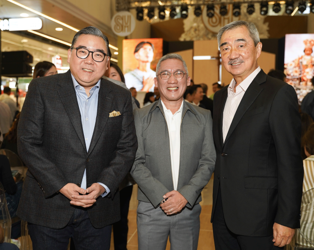 SM Prime Holdings Chairman of the Executive Committee Hans Sy (right) and distinguished guests LH Paragon Group Chief Financial Officer Edmun Liu and Jonas Cortes celebrate the grand opening of SM J Mall, the 4th SM Supermall in Cebu.