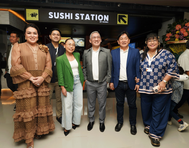 A sea of happy faces fills SM J Mall as guests explore new dining options. (L-R): Former Mandaue City Treasurer Atty. Regal Oliva, Brgy. Paknaan Councilor Marco Antonio Sanchez, Mandaue City Public Information Officer Karla Victoria Cortes , Jonas Cortes, Manadaue City Mayor Glenn Bercede, and Mandaue City Councilor Cynthia Remedio.