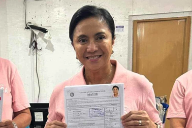 Former Vice President Leni Robredo on Saturday filed her COC for Naga City mayor.