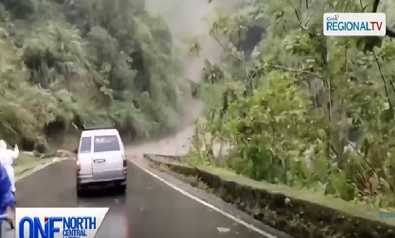 Tubig na may kasamang lupa at bato, rumagasa mula sa bundok  sa Mt. Province thumbnail